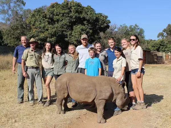 Feliz, posó al lado de trabajadores y voluntarios del African Conservation Experience.