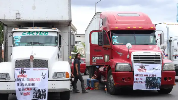 En la imagen, transportistas realizan un paro.