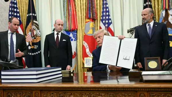 El presidente de los Estados Unidos, Donald Trump, sostiene una orden ejecutiva recién firmada sobre el ajuste de las importaciones de polisilicio en la Oficina Oval de la Casa Blanca en Washington, DC, el 6 de agosto de 2026.