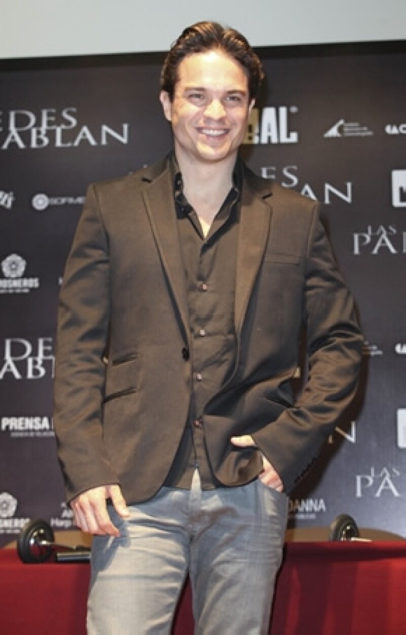 El actor mexicano estuvo unos días de visita en México con motivo para presentar la cinta “Las paredes hablan” y platicamos con él.