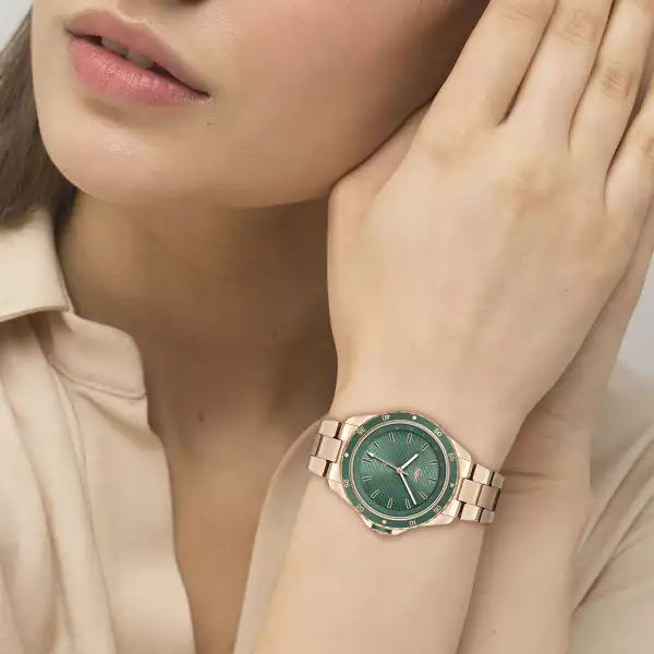 Imagen de una joven portando un reloj Lacoste.