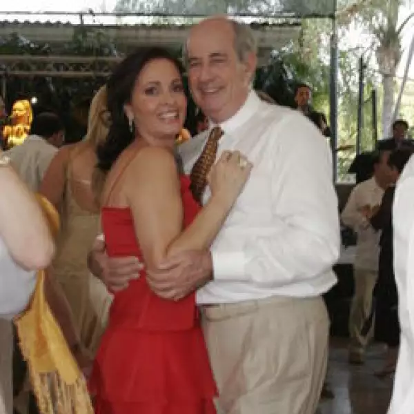 Juan Antonio Pérez Simón, Amelia Urdaneto