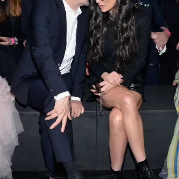 Gary Oldman y Demi Moore también en front row.