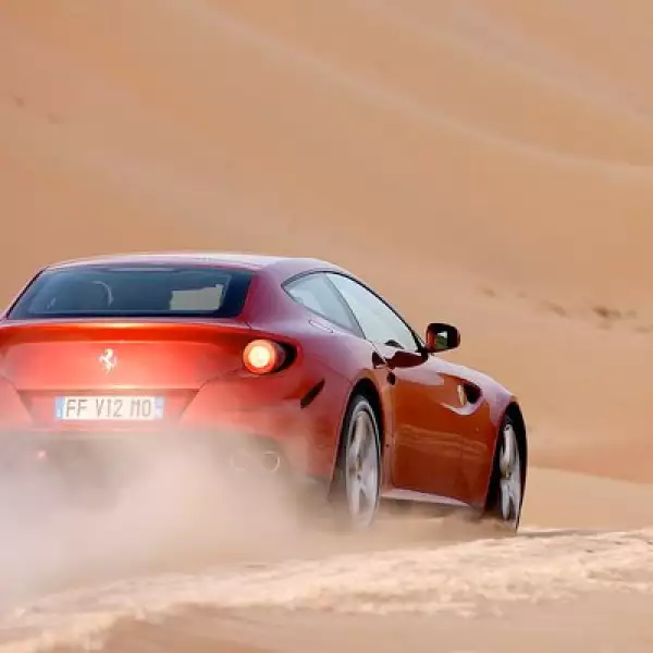 El vehículo está hecho con cerámica de carbón, lo que le permite ser ligero y mantener la línea aerodinámica.