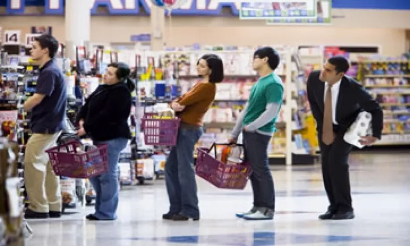 A nivel nacional y en la categoría de alimentos, los hogares mexicanos destinan el 45.5% de sus ingresos a comprar refrescos. (Foto: Getty Images)