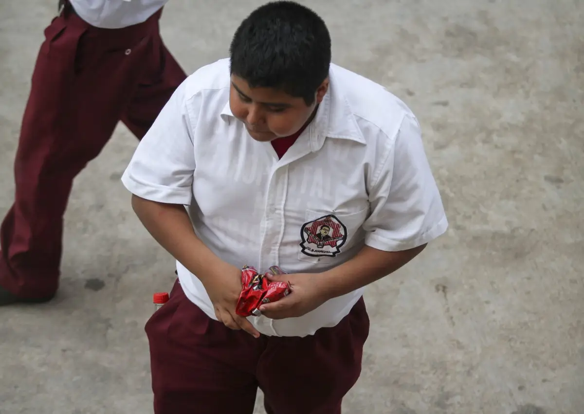 En escuelas de la CDMX quedará prohibida la publicidad de alimentos y bebidas altos en azúcares y grasas. 