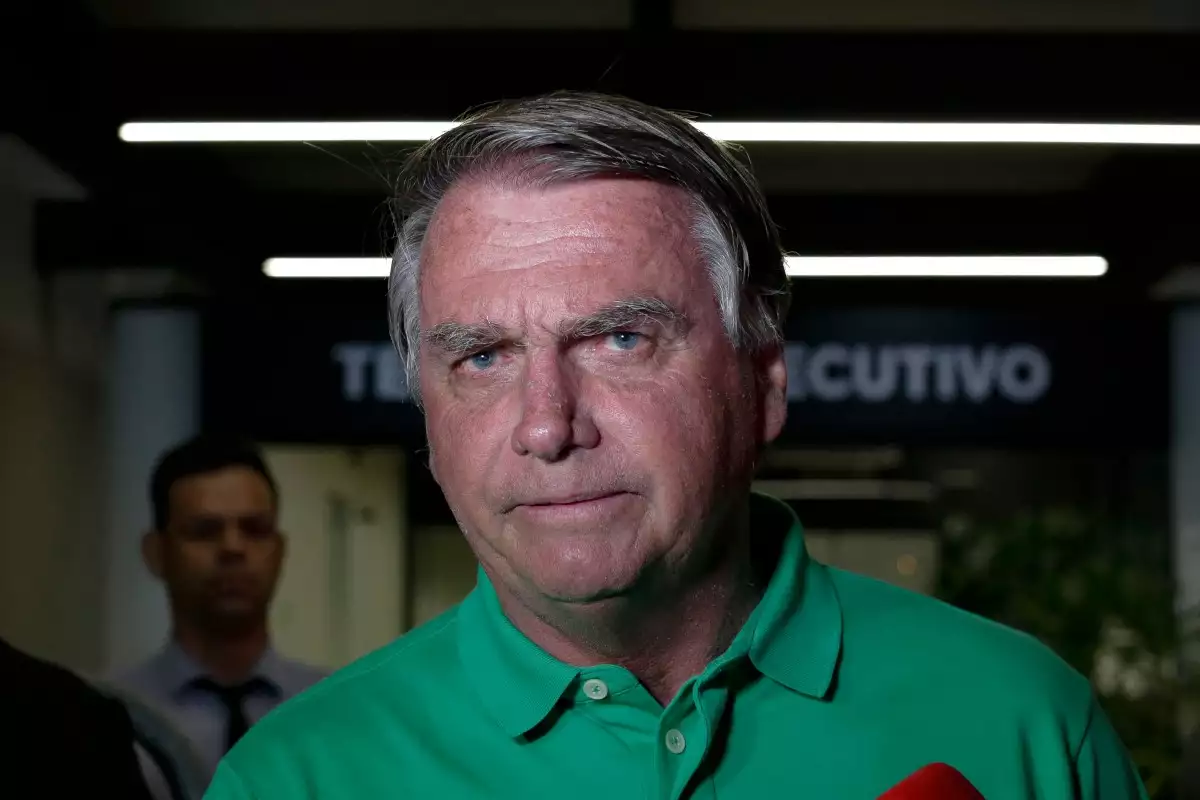 El expresidente brasileño (2019-2022) Jair Bolsonaro hace gestos durante una conferencia de prensa sobre su defensa en el caso de la Corte Suprema sobre actos contra la democracia brasileña el 8 de enero de 2023, al llegar al aeropuerto de Brasilia el 6 de marzo de 2025.