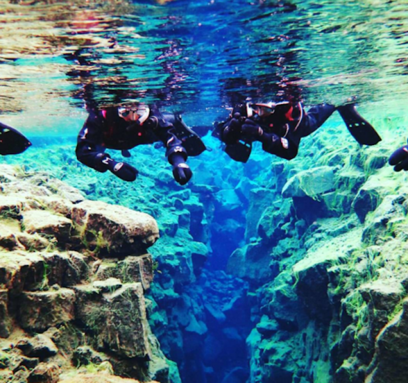 La actriz también aprovechó para hacer snorkel en compañía de su hermano menor.