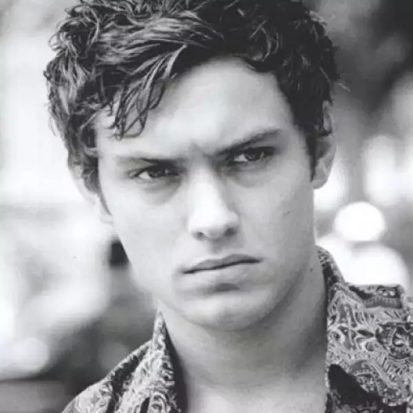 1992 (20 AÑOS). La crítica comenzó a hablar de él hasta que trabajó en la obra de teatro en Broadway, `Indiscreciones´, al lado de Kathleen Turner, actuación por la que fue nominado a un premio Tony.