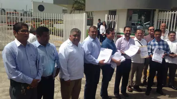 Un grupo de presidentes municipales se presentaron ante la PGR.