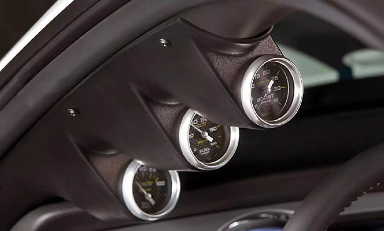 Este potro mecánico dispone de medidores de presión de aceite, intensidad de carga eléctrica, revoluciones por minuto y combustible disponible.