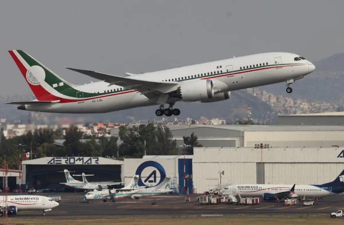 Avión presidencial deja México