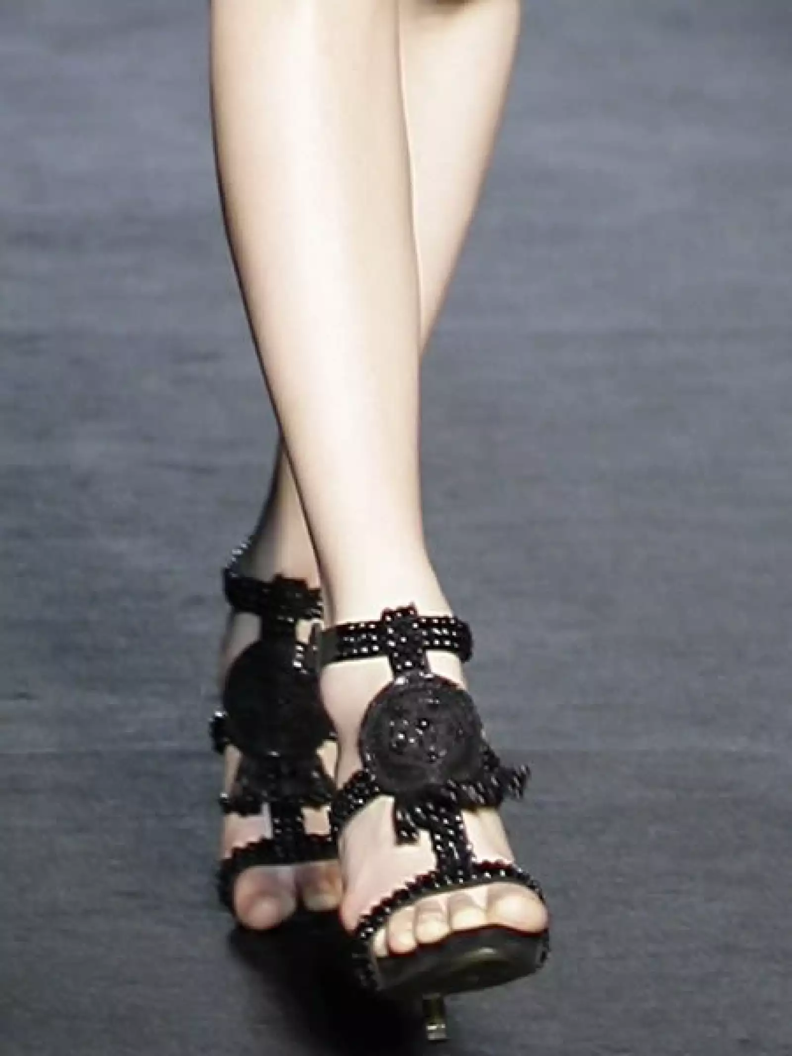 Sandalias en T con detalle, de Moschino