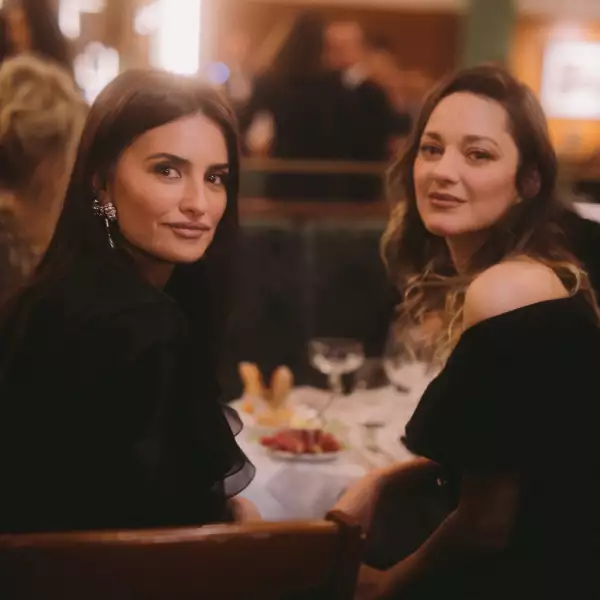 04_Penelope_CRUZ_Marion_COTILLARD_CHANEL_Metiers_d_art_Show_2019_20_2_08_04.jpg