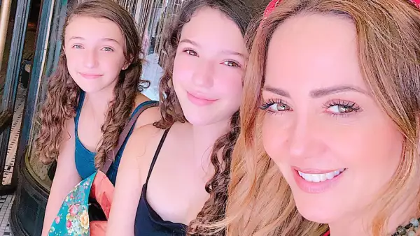 Andrea Legarreta y sus hijas