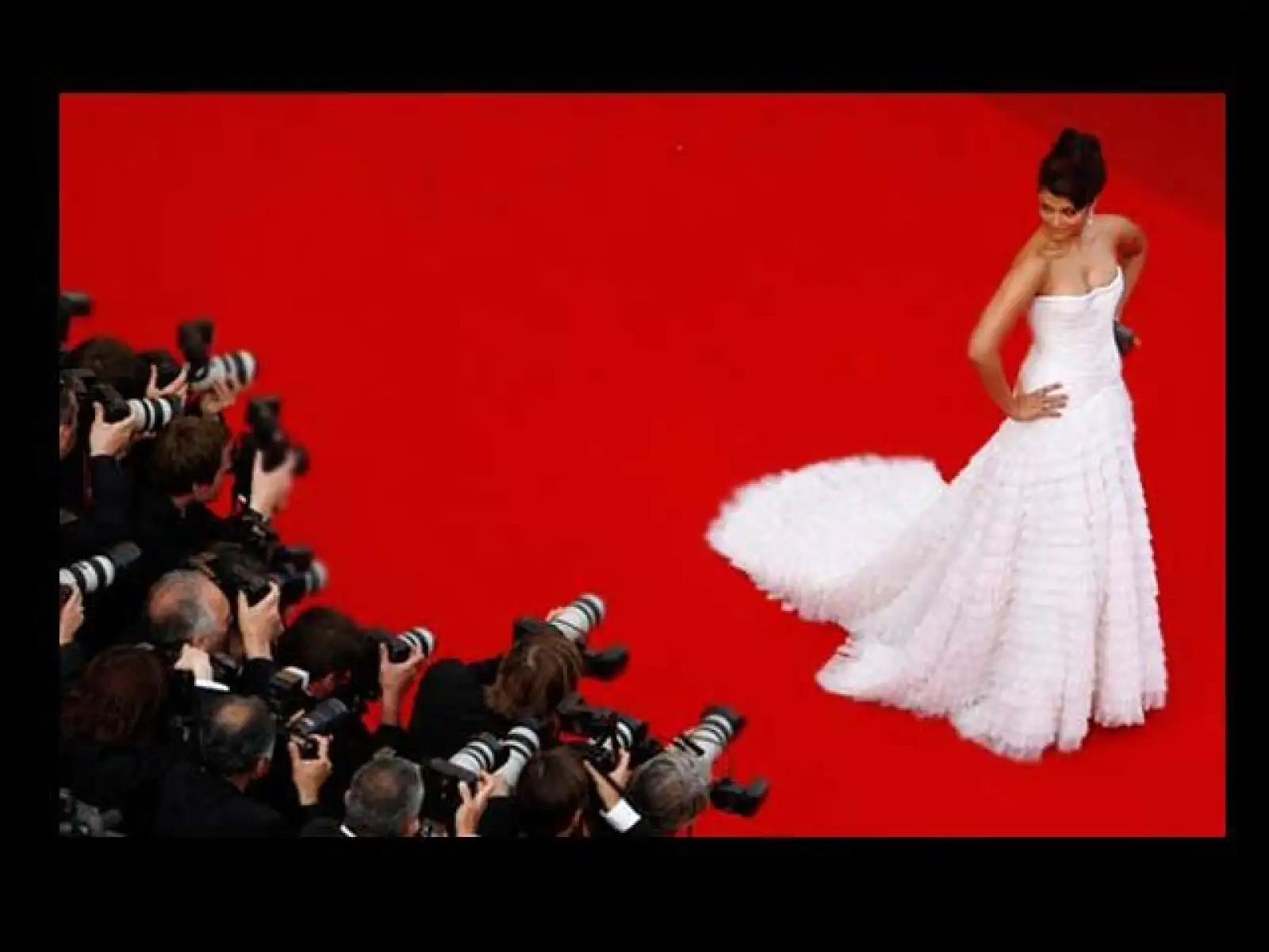 La actriz originaria de la India Aishwarya Rai robó cámara en su paso por la alfombra roja en Cannes.