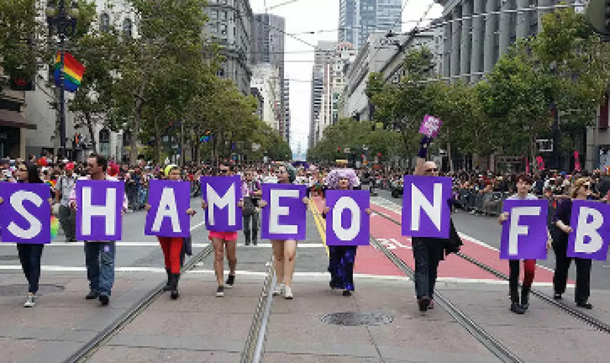 Miembros de la comunidad gay portaron letreros en los que se leía "qué vergüenza Facebook" (Foto: (Cortesía/MyNameIs) )