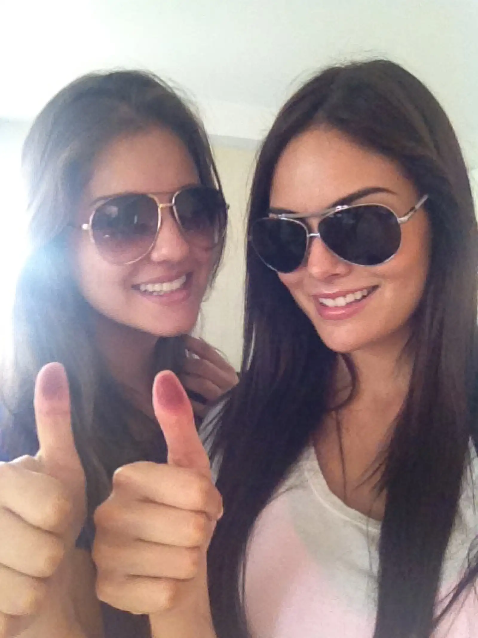 Ximena Navarrete fue a votar en compañía de su hermana.