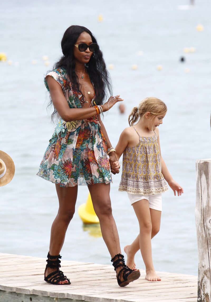 Con un colorido vestido Naomi Campbell también disfrutó de la fiesta en la playa ofrecida por DiCaprio.