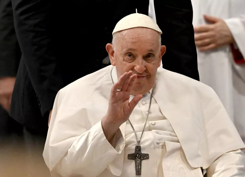 El Papa Francisco hace un gesto mientras se va al final de una misa para celebrar el Día Mundial de los Abuelos y los ancianos en la Basílica de San Pedro en el Vaticano el 23 de julio de 2023.