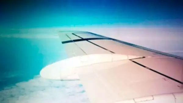 alas-de-un-avion-y-el-cielo-desde-una-ventanilla