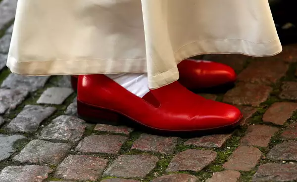 Foto de los zapatos rojos del papa benedicto xvi