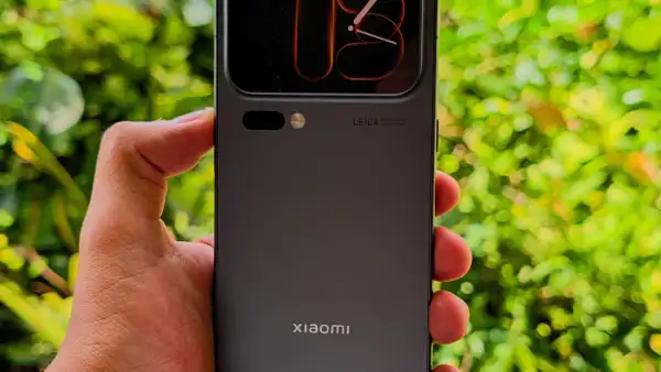 Primer plano del Xiaomi 18 Pro, el nuevo teléfono que la marca lanzará en México este año.