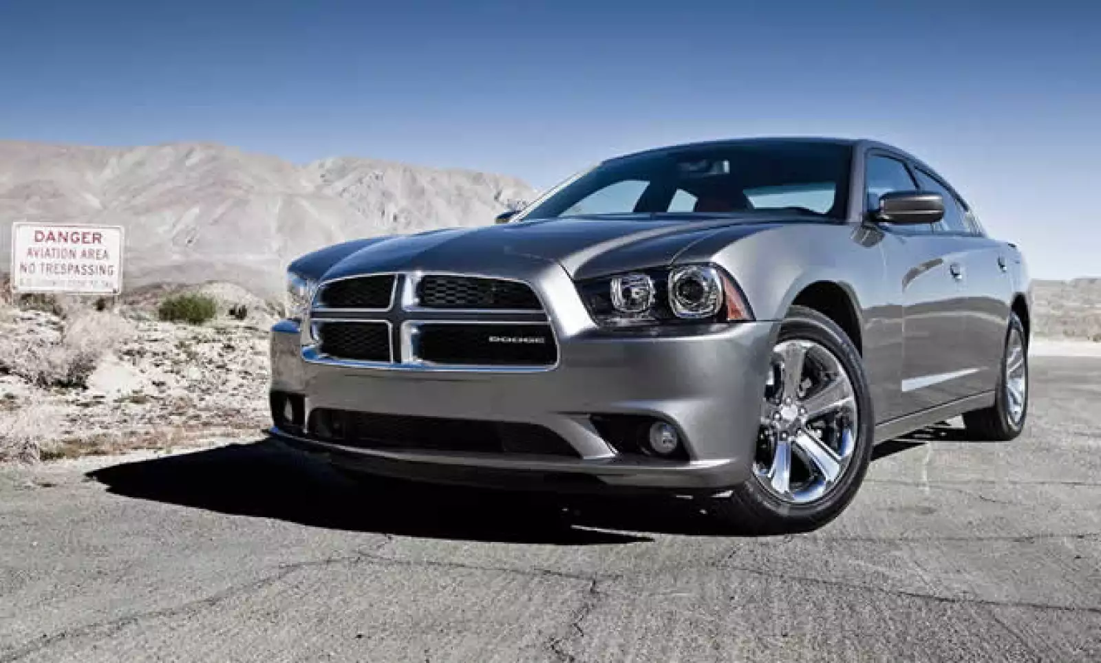 “Dodge está cambiando las reglas del juego y el nuevo Charger 2011 abarca todas las promesas de la marca por entregar un automóvil con gran desempeño”, dijo Ralph Gilles, CEO de Dodge, una marca del grupo Chrysler.