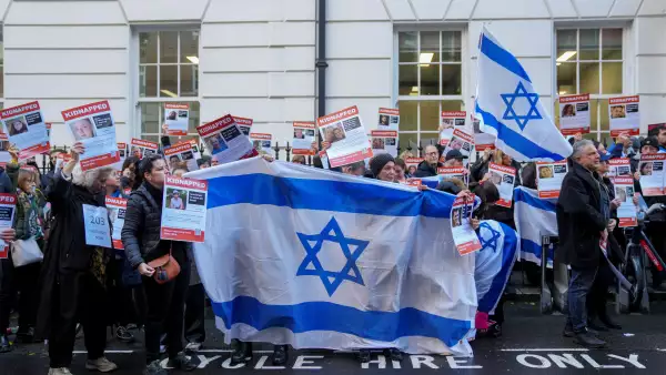 Los manifestantes sostienen banderas de Israel mientras forman una cadena humana fuera de la embajada de Qatar en una protesta que pide la liberación de los rehenes israelíes en manos de Hamas en Londres, Gran Bretaña, el 29 de octubre de 2023.