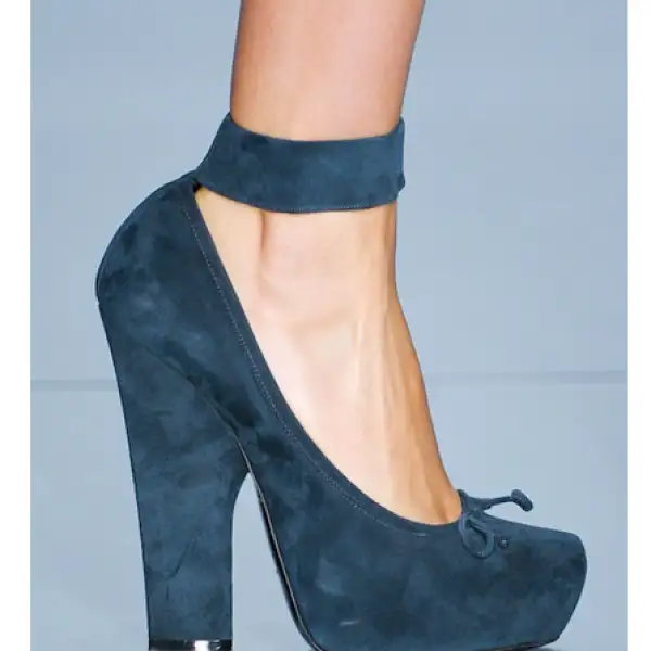 Los tacones de apariencia tosca y de tacón grueso han marcado tendencia en los últimos meses.
