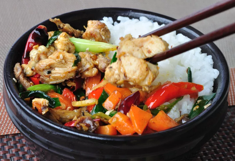 platillo de comida china con palillos