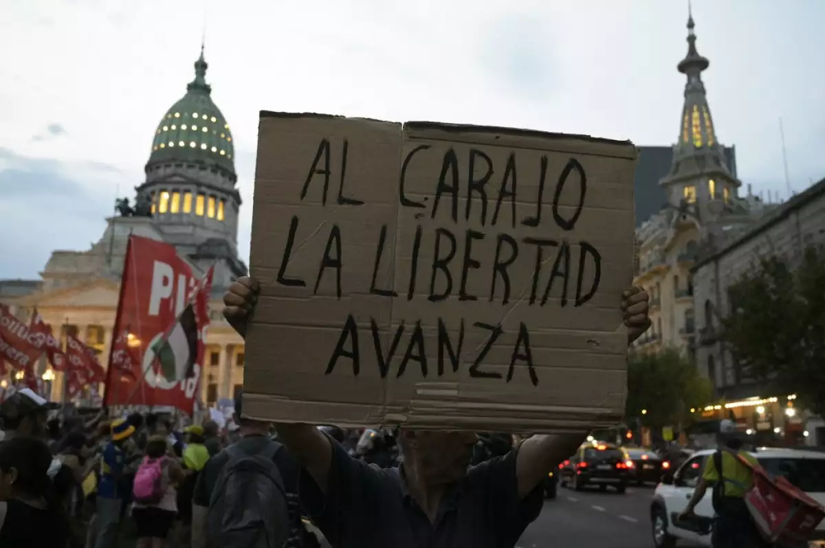 Los manifestantes se reúnen fuera del Congreso mientras los legisladores argentinos debaten sobre el controvertido proyecto de ley ultraliberal de reformas económicas del presidente Javier Milei en Buenos Aires el 6 de febrero de 2024.