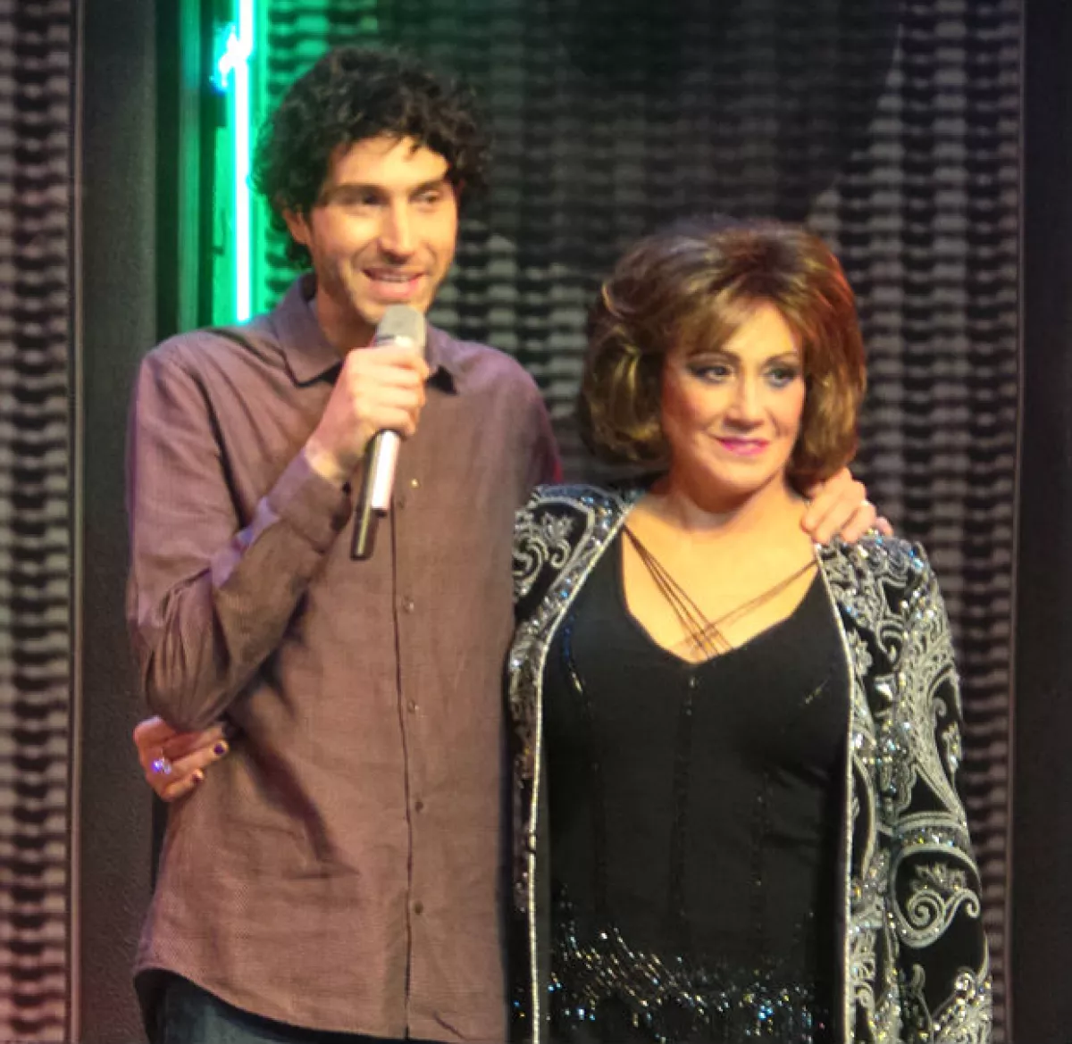 Durante el homenaje a la polifacética artista en “Mentiras, el musical”, el cantante expresó con emotividad los recuerdos que tiene de su mamá y cómo lo apoya dentro y fuera de los escenarios.