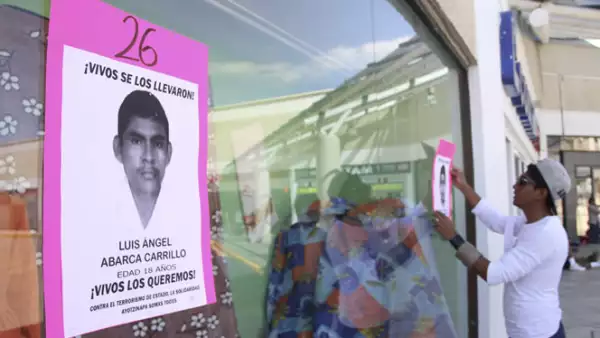 En el primer día de El Buen Fin, grupos de personas bloquearon tiendas minoristas en Guerrero, Oaxaca, Chiapas y Michoacán, en protesta por la desaparición de 43 normalistas.