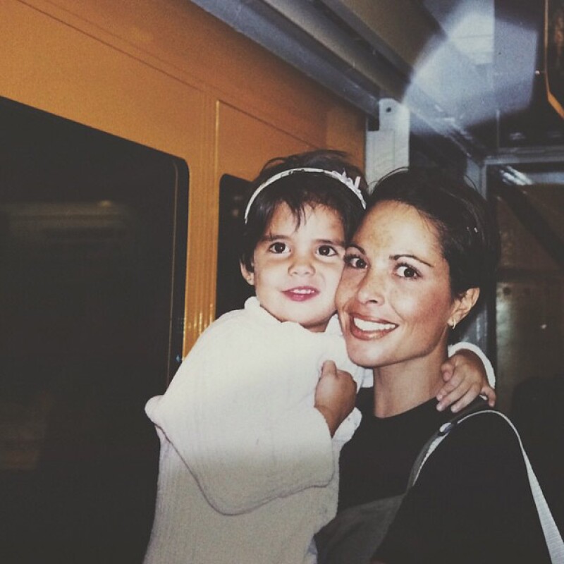 María aparece en esta imagen de pequeña con su mamá, la fallecida actriz Mariana Levy.