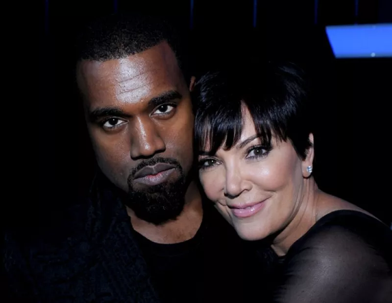 El rapero cree que es una gran idea que todos los Kardashian estén juntos durante las primeras semanas de vida de su bebé, por ello es que se mudará momentáneamente a casa de su suegra.