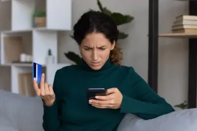 Una persona revisa su teléfono ante una alerta de fraude