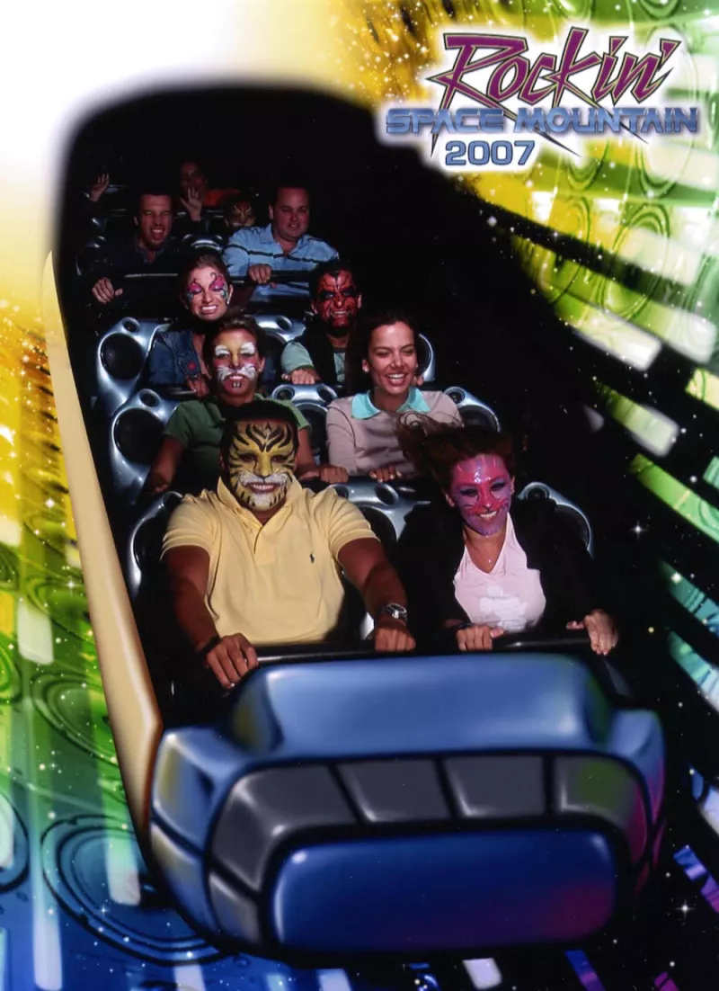Luis Miguel junto a Aracely Arambula en Disneyland