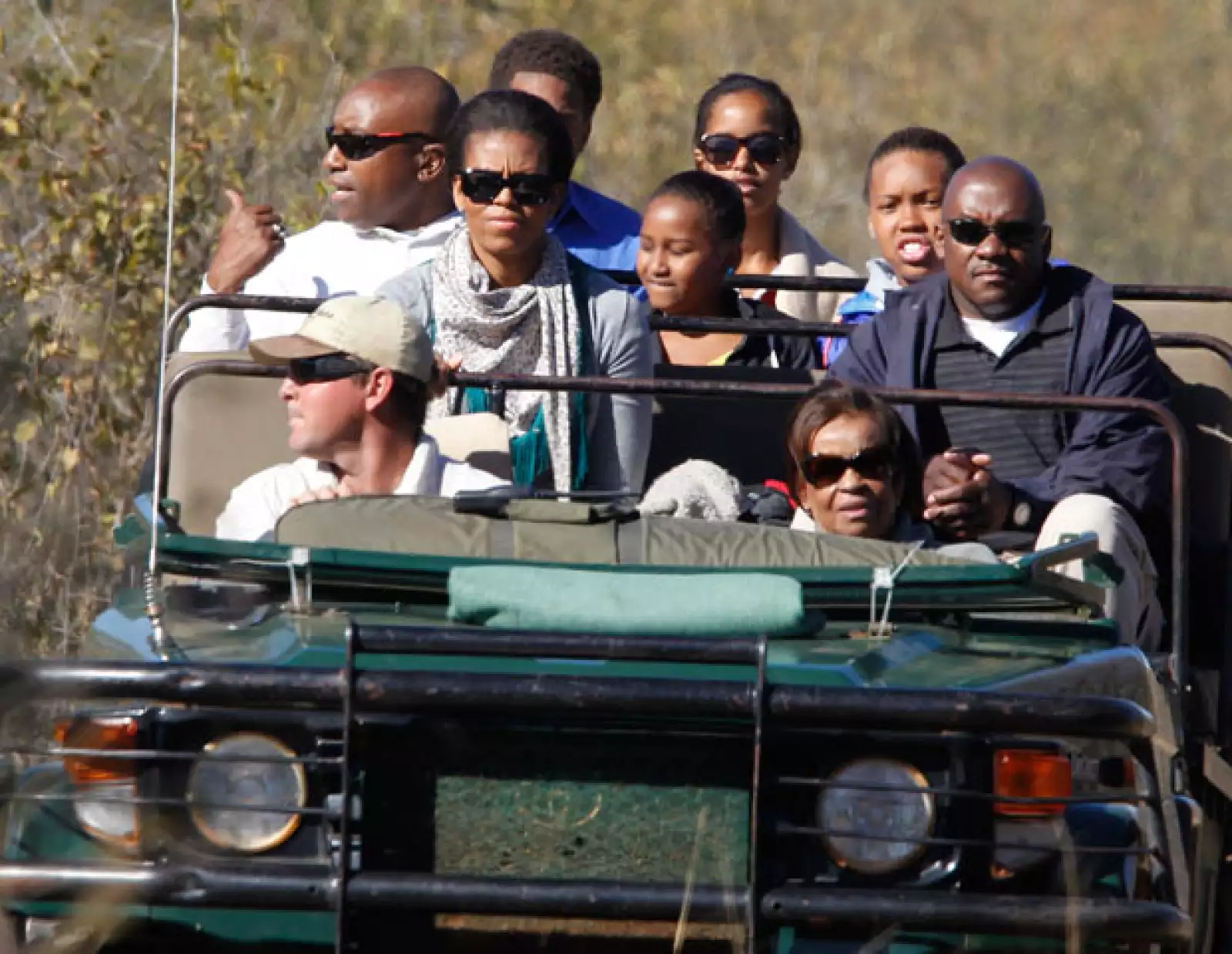 Michelle Obama, junto con sus hijas Malia, de 12 años, y Sasha, de 10; su madre Marian Robinson, una sobrina y un sobrino, se treparon en un vehículo abierto en busca de leones, jirafas, elefantes y otros animales en la Reserva Animal Madikwe en Sudáfrica.