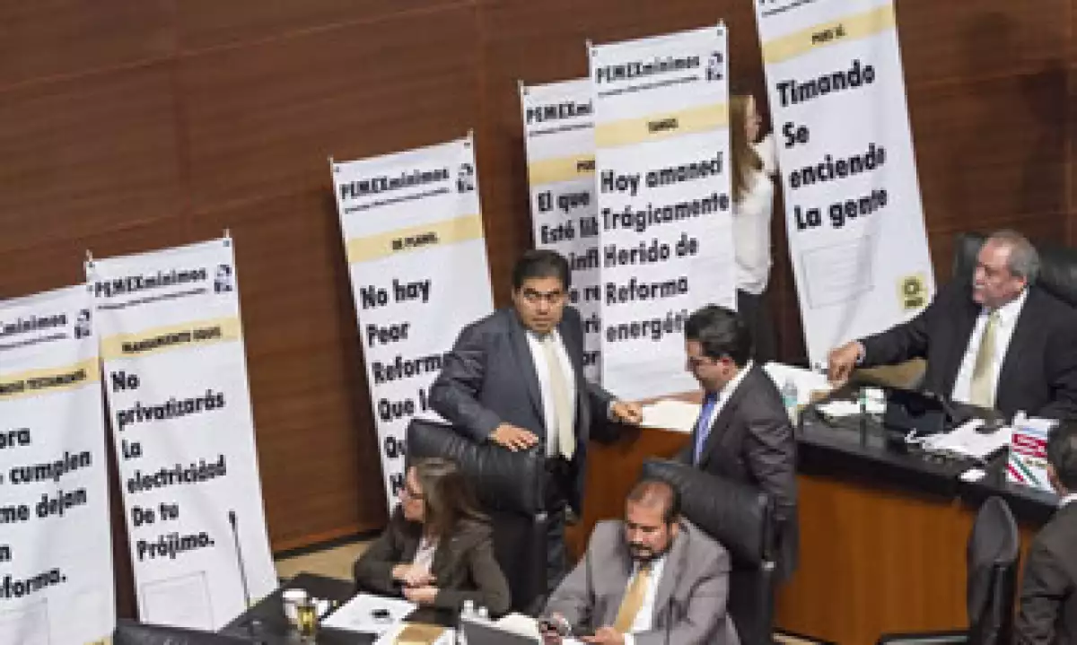 Senadores del PRD sacaron pancartas en contra de las leyes energéticas. (Foto: Cuartoscuro)