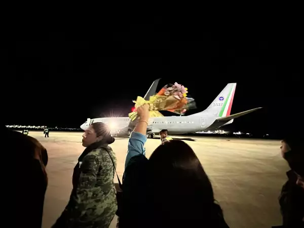 Segundo avión con mexicanos