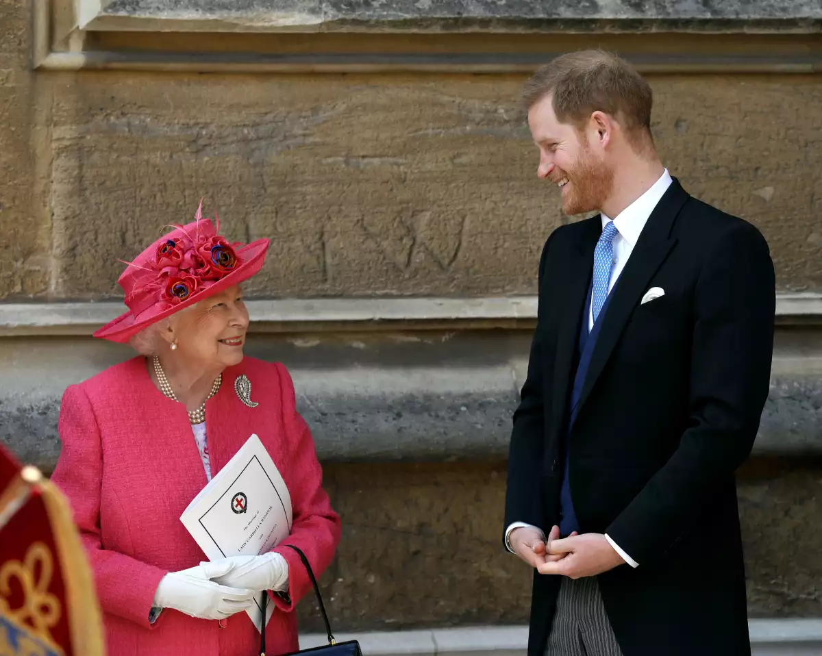 Príncipe Harry y la reina Isabel