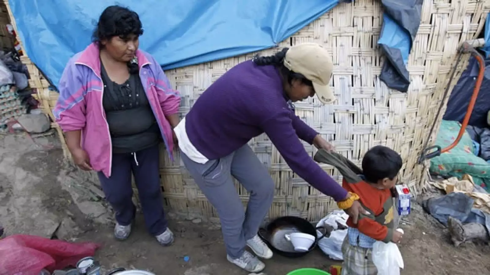 Rescatistas trabajan para salvar a nueve mineros