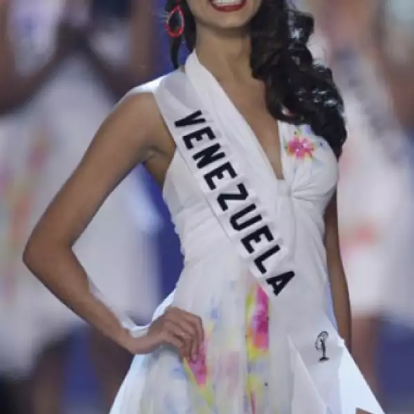 Stefanía Fernández, de Venezuela, fue elegida para responder en el cuarto puesto.