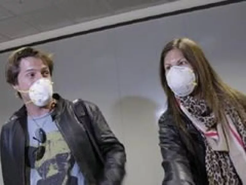 Miles de turistas y estudiantes ha ido al aeropuerto para cambiar sus vuelos. (Foto: Reuters)