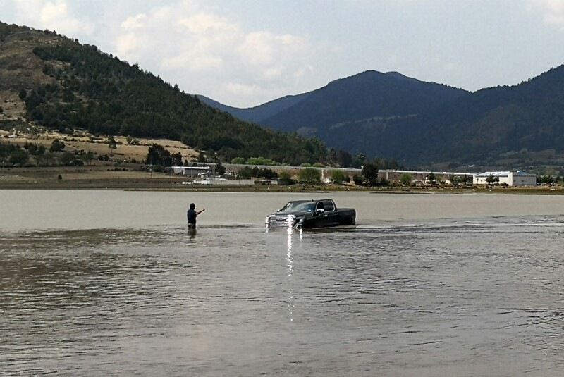 GMC Sierra Agua.jpg