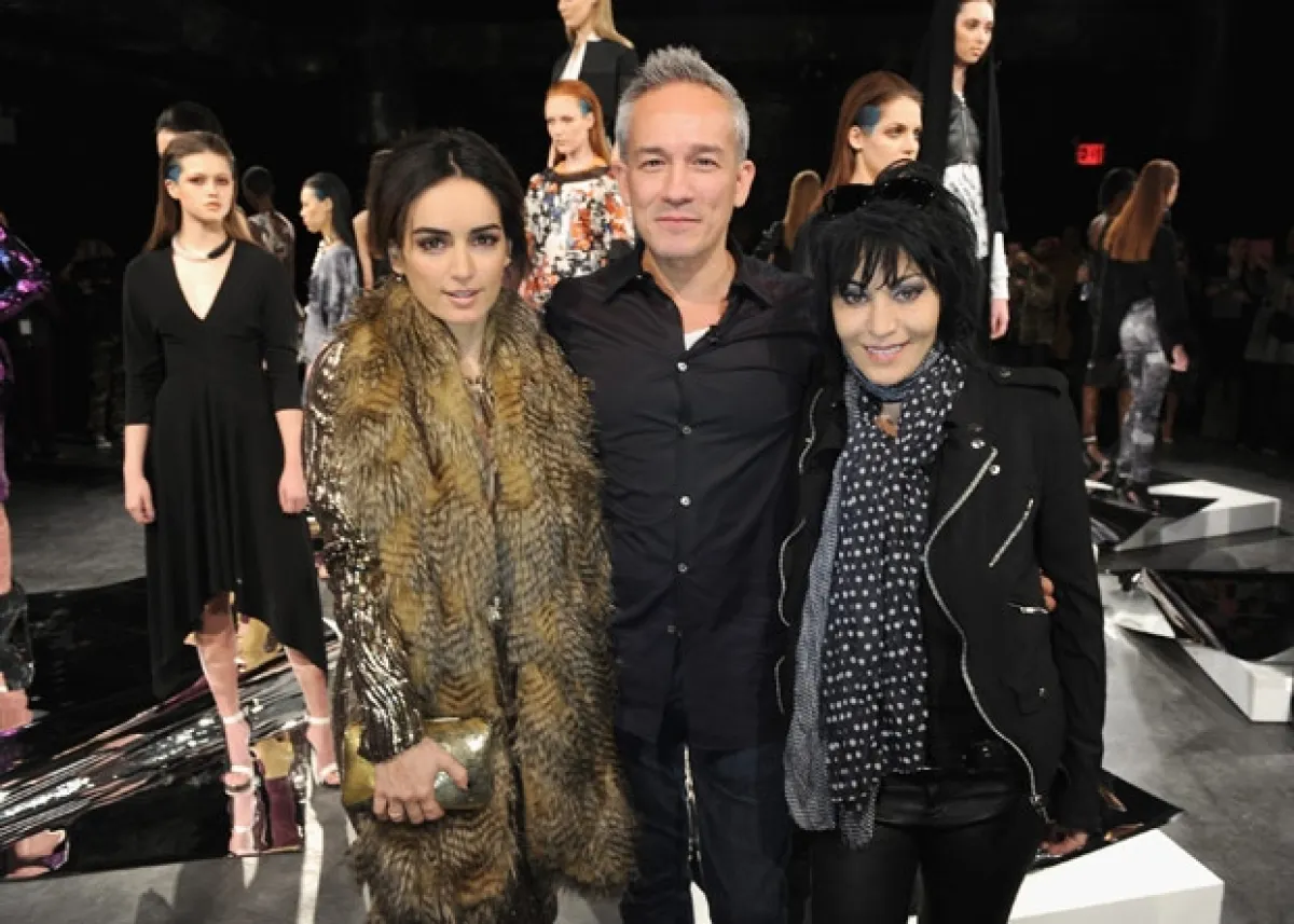 Ana de la Reguera con el diseñador de origen mexicano, César Galindo y la cantante Joan Jett.