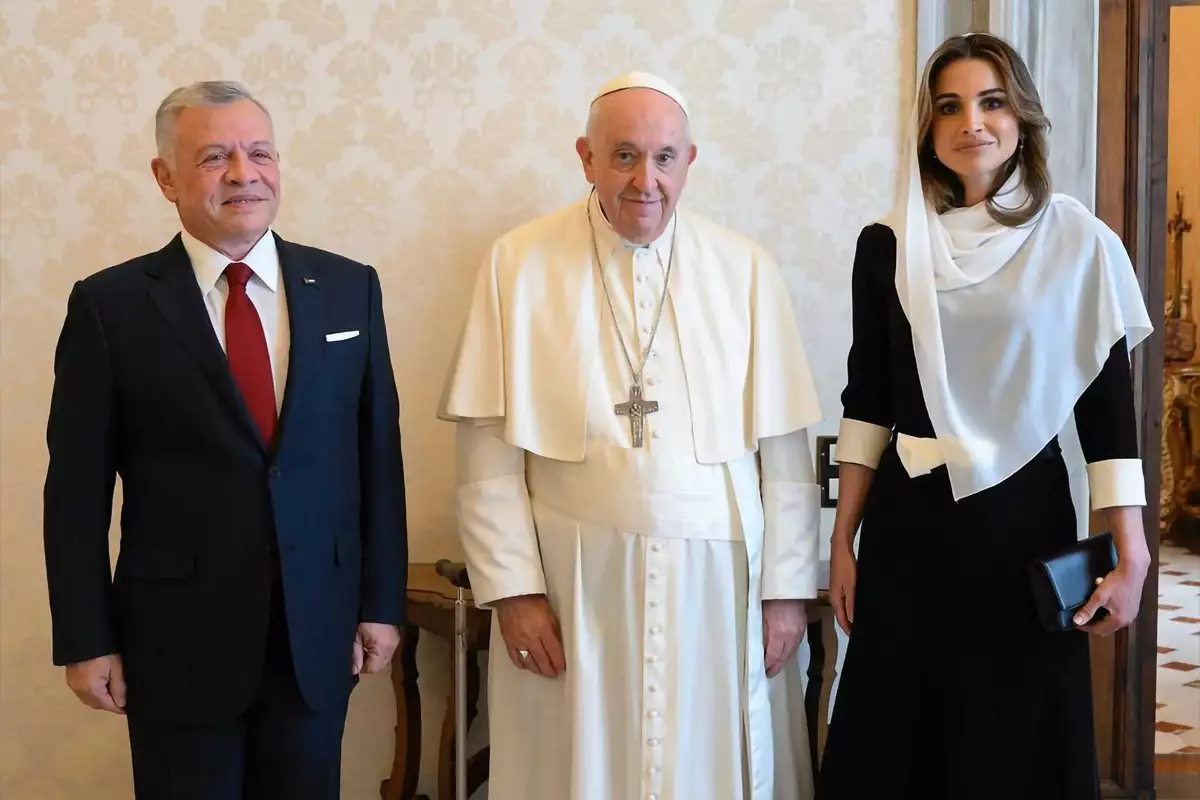La reina Rania de Jordania impacta en su vista al Vaticano