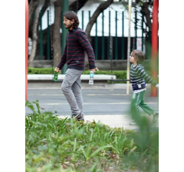 Mientras ellos jugaban Diego parecía resolver algunos asuntos en su celular, pero siempre pendiente de sus hijos.