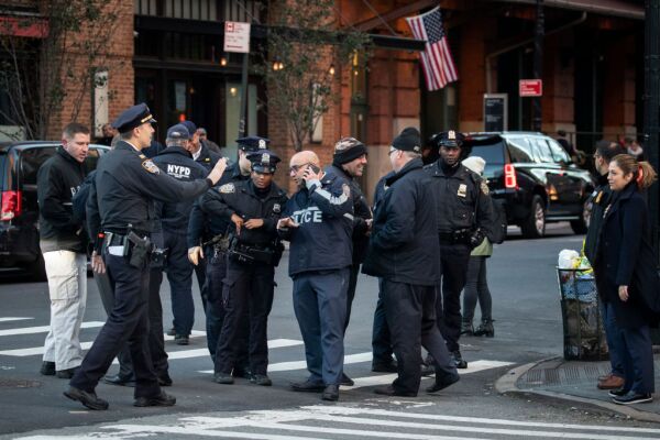 La policía de NY acudió por el paquete sospechoso.